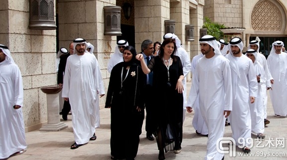 Sheikah Hamdan bin Mohammed Al Moktoum，迪拜国王之子，与迪拜博览会总监Antonia Carver 一同进行展览预览。