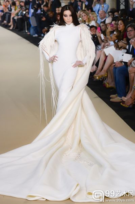 范冰冰登上高订T台 于Stephane Rolland压轴走秀