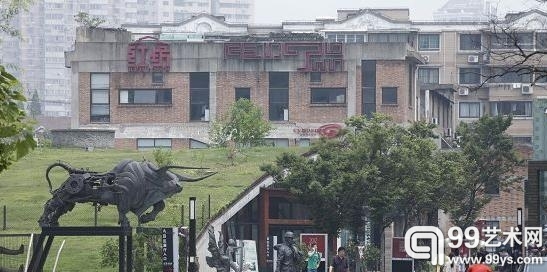 红坊园区的“画廊联盟”，让一贯以松散的面目示人、各自为政的上海当代艺术界有了一些“抱团取暖”之意。