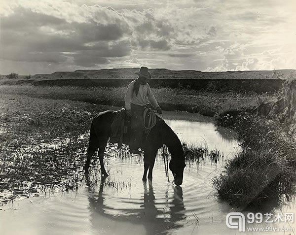 Erwin E. Smith摄影作品《Frank Smith, Watering His Horse》（1909）