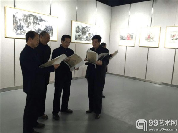 参展嘉宾欣赏画册